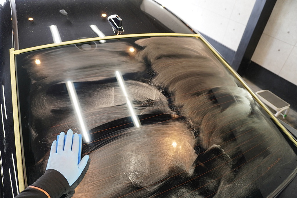 プリウスの施工事例。仙台・東北の冬場に欠かせない窓ガラス撥水。雪や霜が固着しにくくなり、朝の出発準備も劇的にスムーズになります。