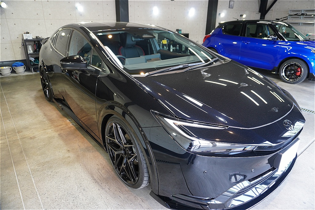 宮城県仙台市でのプリウス施工事例。窓ガラス撥水加工により、雨の日でも驚くほどの水玉弾きとクリアな視界を確保します。