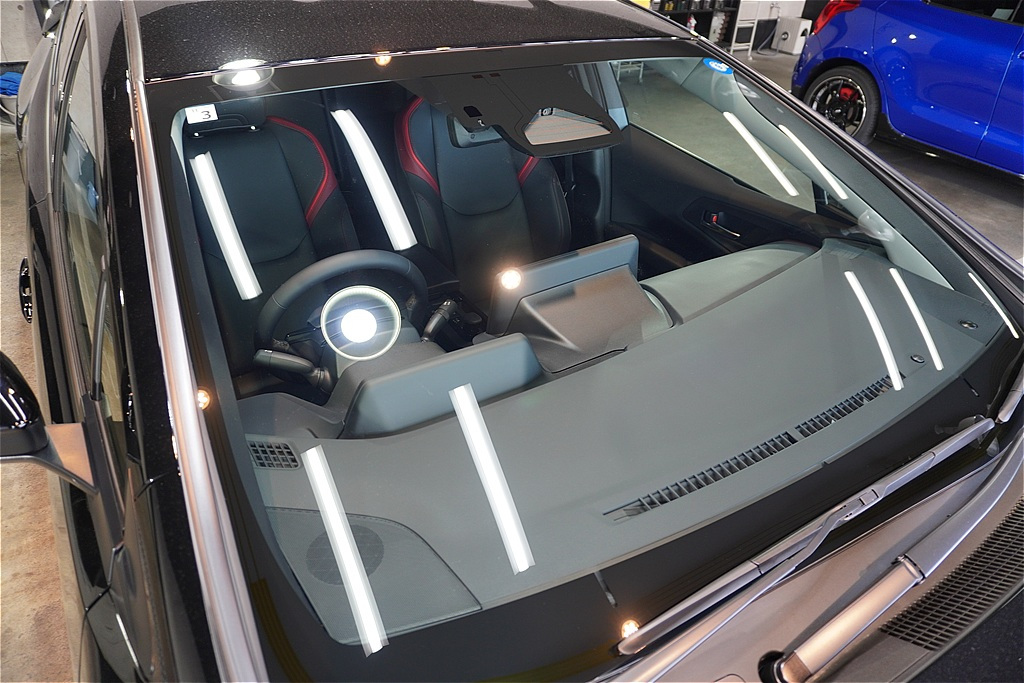 仙台でプリウスの窓ガラス撥水なら。独自の強力な撥水被膜が、夜間や大雨走行時のギラつきを抑え、安全なドライブをサポート。