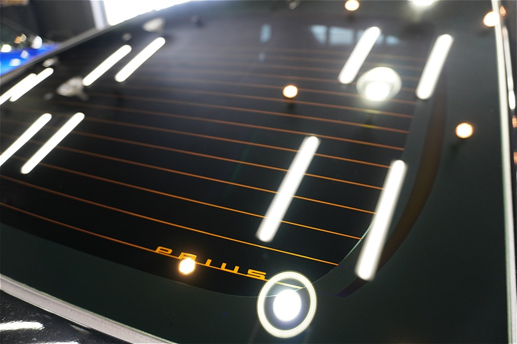 リボルト仙台によるプリウスの窓ガラス下地処理。油膜やウロコを徹底除去してから撥水加工を施すことで、圧倒的な耐久性を実現。