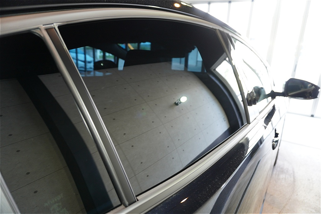 宮城・仙台の専門店が手掛けるプリウス。フロントガラスの鋭い傾斜に沿って雨粒が吹き飛ぶ、圧倒的な撥水性能をご体感ください。