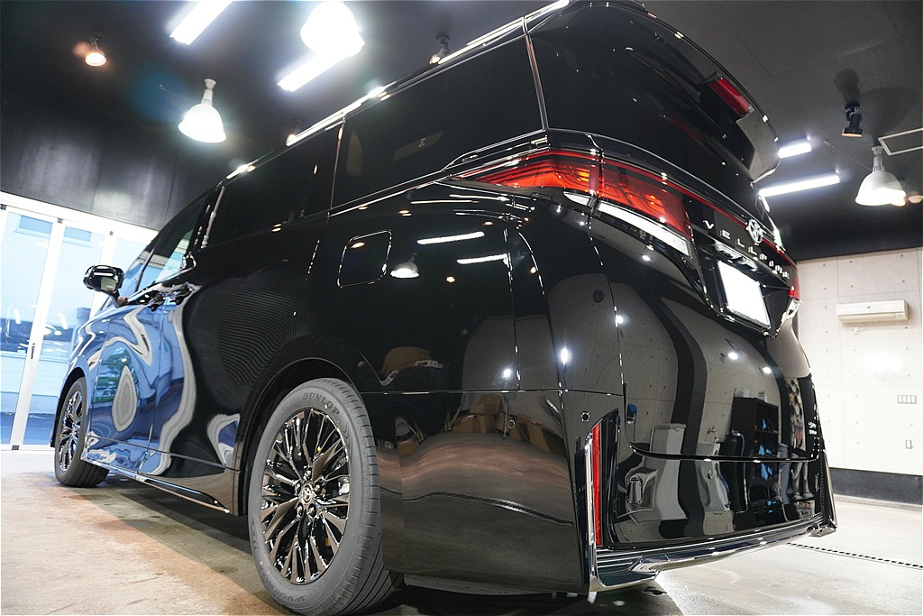 仙台のプロショップによるヴェルファイア施工。202ブラック特有の曇りを一掃し、ガラス被膜独自の透明感で究極の漆黒を演出します。