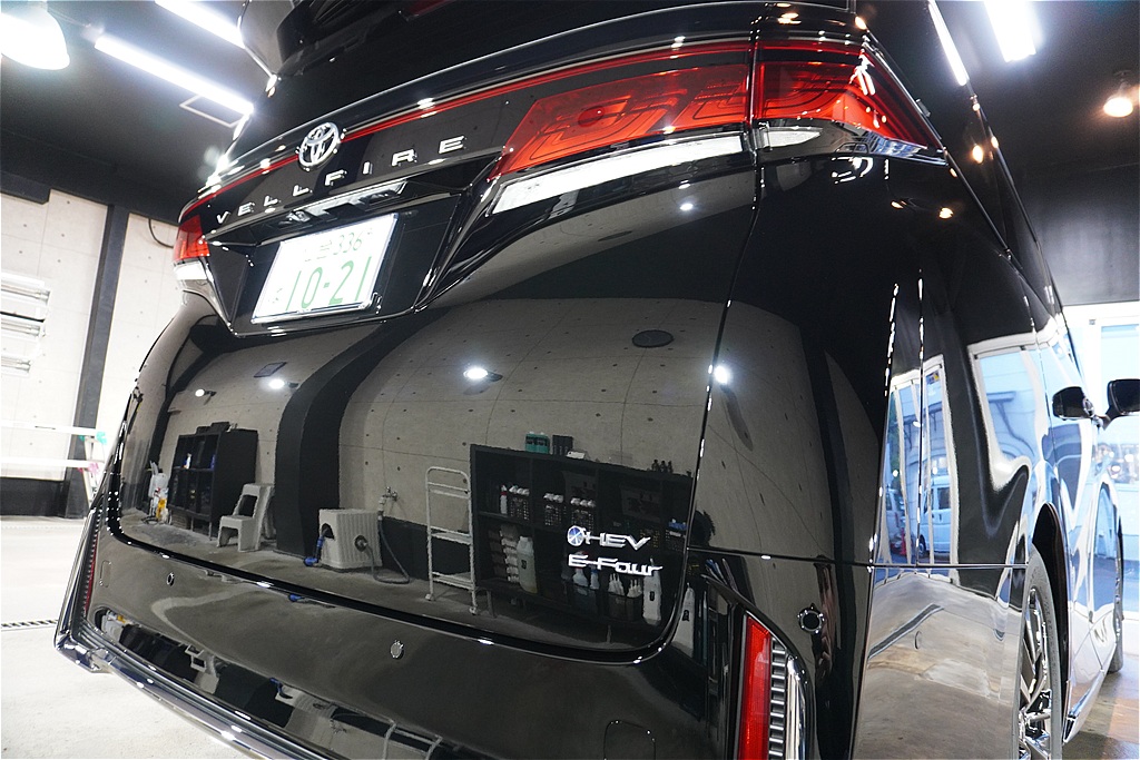 仙台のプロショップが手掛ける202ブラックのヴェルファイア。精密な下地処理により、一点の曇りもない鏡面仕上げを追求しました。