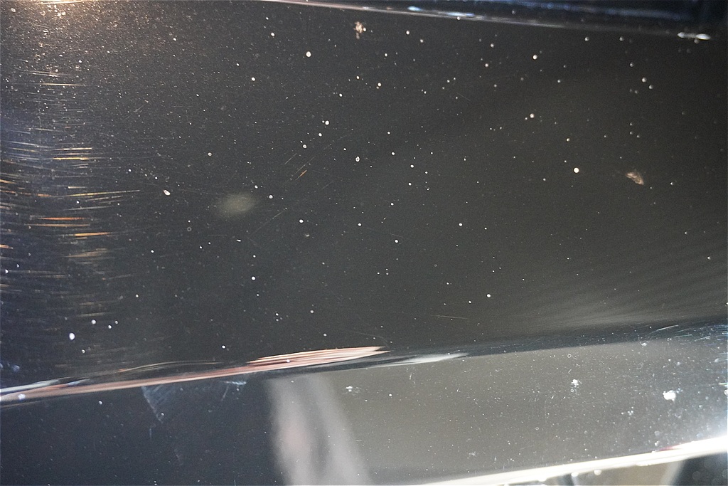 仙台で付着塗料被害に遭ったヴェルファイアの修復。202ブラックの塗装を傷めず丁寧に異物を除去し、ガラスコーティングで鏡のような艶へ。