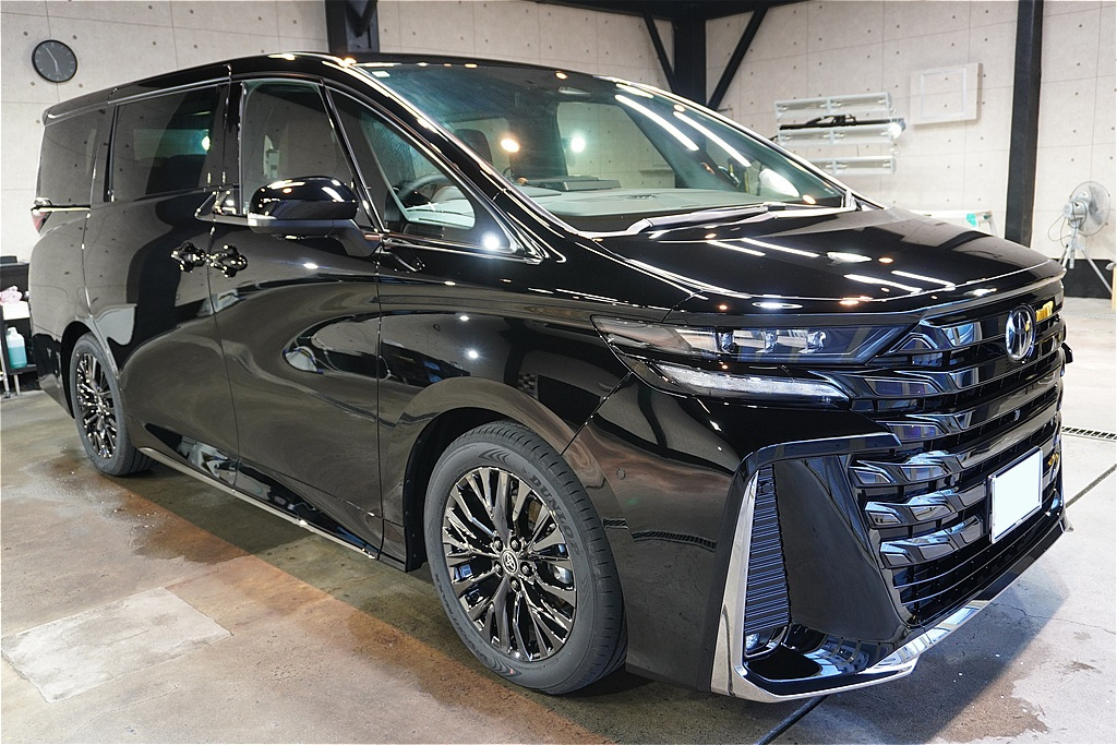 仙台で202ブラックのヴェルファイアをコーティング。熟練の技術で洗車傷を極限まで除去し、鏡のような平滑な仕上がりを実現します。