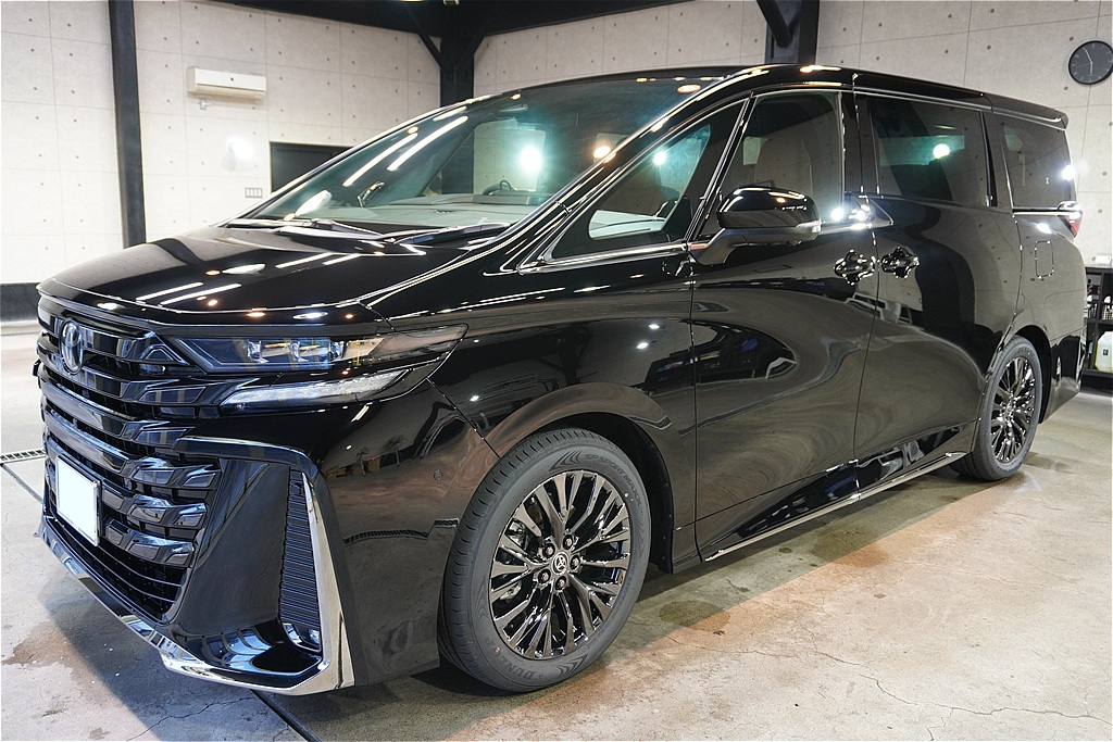 仙台で202ブラックのヴェルファイアをコーティング。熟練の技術で洗車傷を極限まで除去し、鏡のような平滑な仕上がりを実現します。
