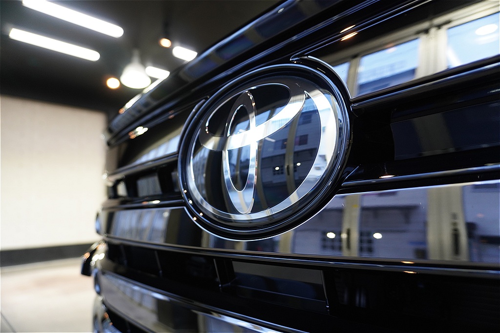 宮城・仙台の専門店が仕上げるヴェルファイア。低分子ガラスコーティングの密着力で、202ブラックに濡れたような深い艶と輝きを与えます。