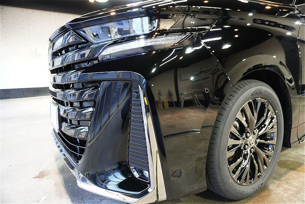 宮城・仙台の専門店が仕上げるヴェルファイア。低分子ガラスコーティングの密着力で、202ブラックに濡れたような深い艶と輝きを与えます。