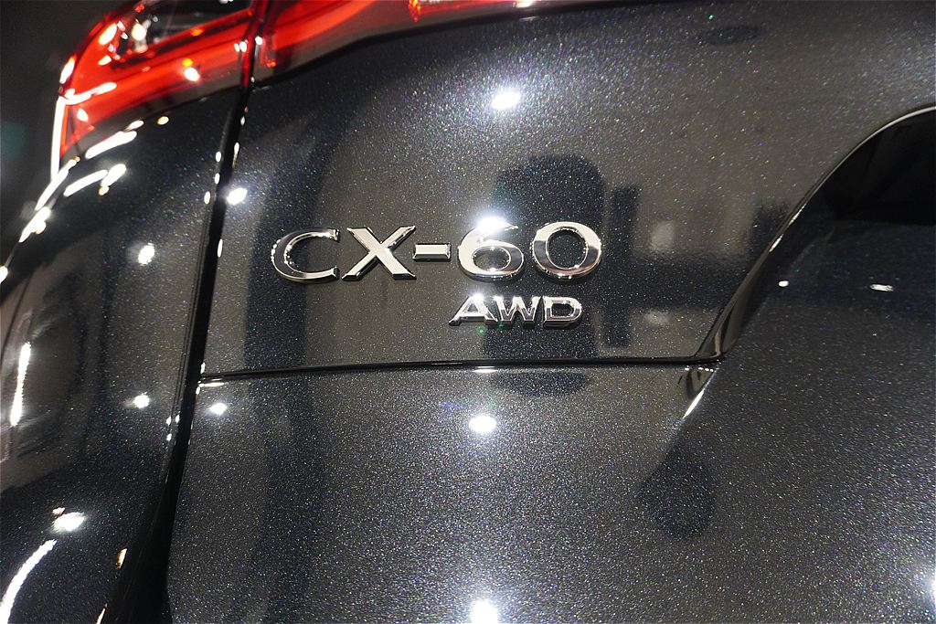 仙台のプロショップが手掛けるCX-60。3層構造のエクストリームが生み出す透明度の高い輝きが、夜の街並みや周囲の景色を鮮やかに映し込みます。