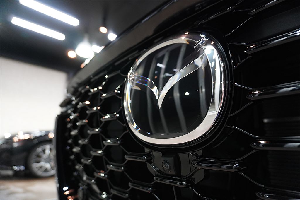 CX-60の施工事例。仙台・東北の光を浴びて輝く鏡面ボディ。エクストリーム特有の滑らかな手触りが、プレミアムな所有感をさらに高めます。