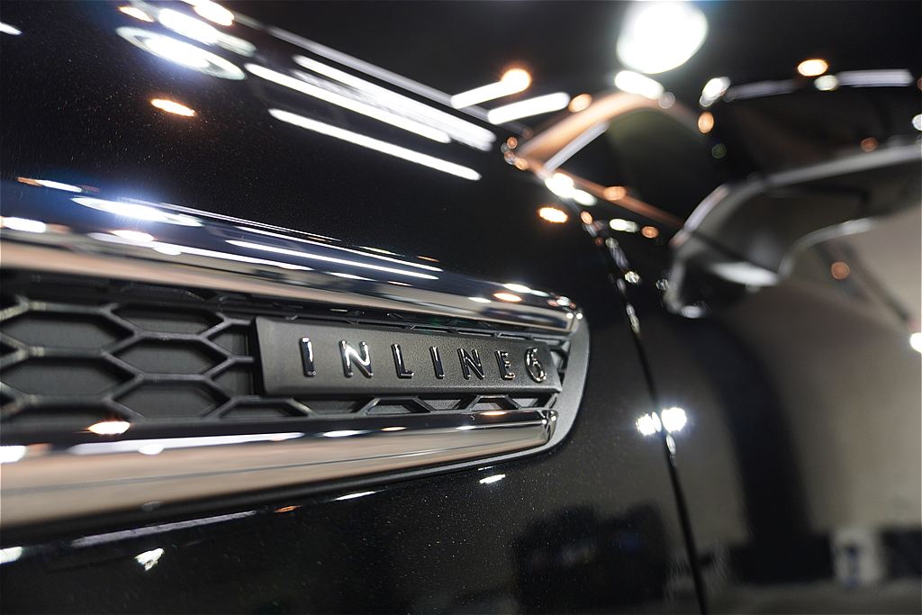 CX-60の施工事例。仙台・東北の光を浴びて輝く鏡面ボディ。エクストリーム特有の滑らかな手触りが、プレミアムな所有感をさらに高めます。