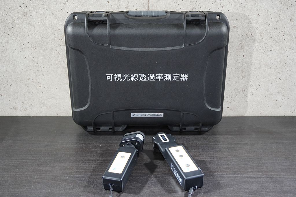 道路運送車両法の保安基準に基づき可視光線透過率を正確に計測できる、リボルト仙台導入の測定器PT-500