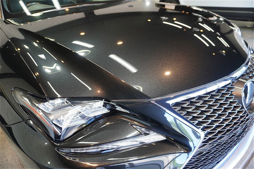 宮城・仙台の専門店が仕上げるレクサスRC。強靭なリボルト・プロの保護被膜が、紫外線や日々の汚れからデリケートな塗装面をしっかり守り抜きます。