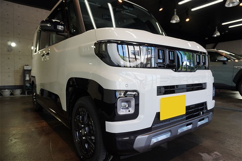 リボルト仙台が提案する新車のスタンダード保護。リボルト・ライトによる均一な艶が、デリカミニの個性的なデザインをより魅力的に見せます。