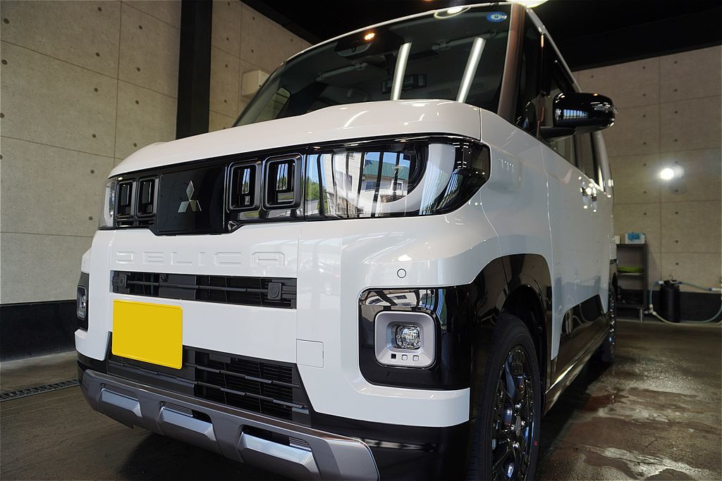 デリカミニの施工事例。仙台・東北の空の下で映える新車ならではの質感。リボルト・ライトが、その純粋な美しさをより際立たせます。