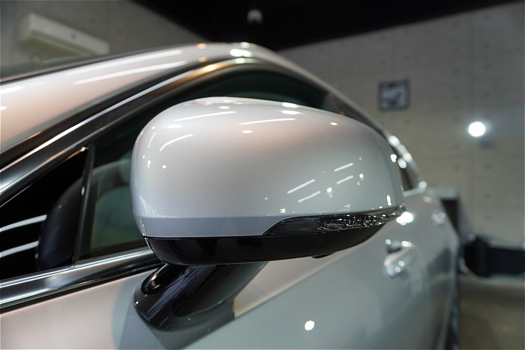 仙台のプロショップによるボルボV90施工。緻密な下地処理により、特徴的なアイアンマークのフロントグリルから細部まで一点の曇りもない質感へ。