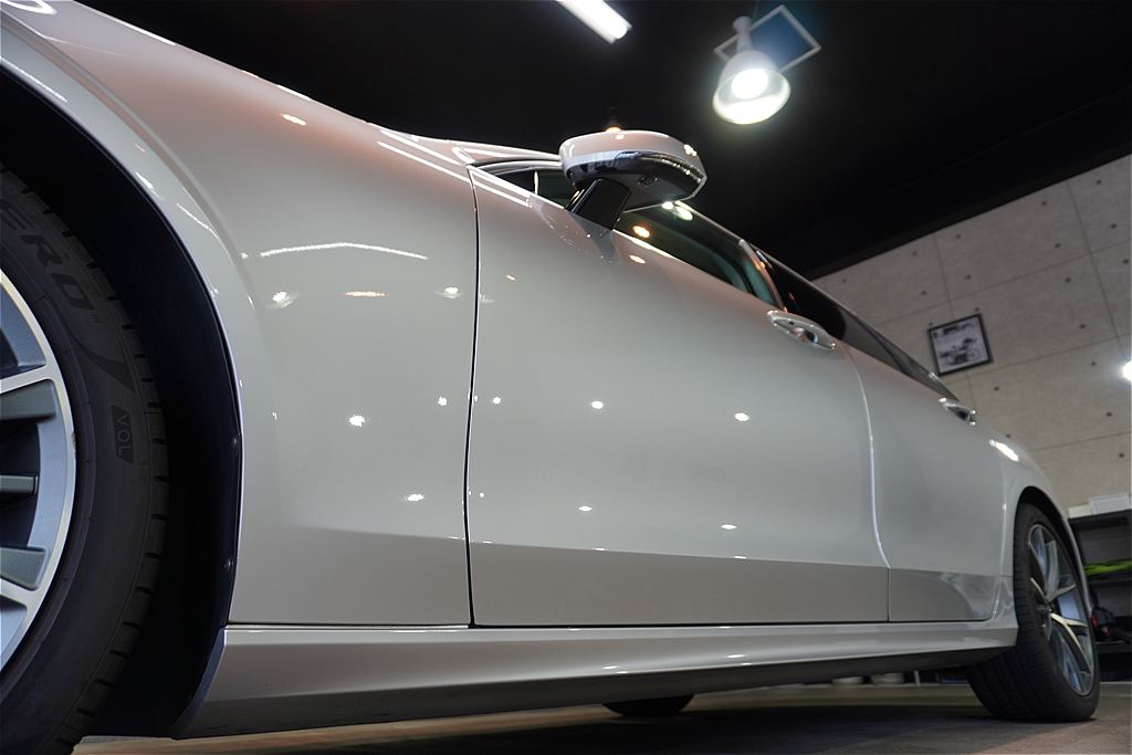 仙台のプロショップによるボルボV90施工。緻密な下地処理により、特徴的なアイアンマークのフロントグリルから細部まで一点の曇りもない質感へ。