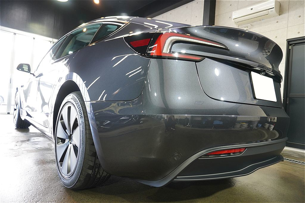仙台のプロショップが手掛けるテスラモデル3。新車時にコーティングを施すことで、日々の汚れが固着しにくく、長期間「新車感」をキープ。
