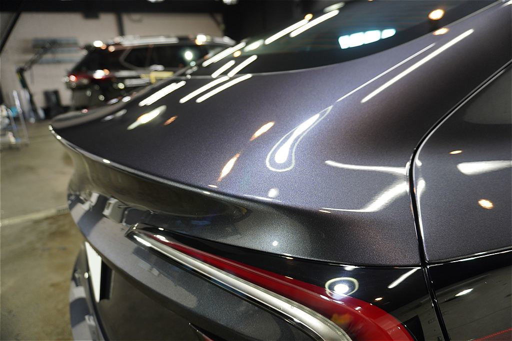 リボルト仙台が提案するテスラの新車保護。リボルト・ライトによる均一な艶が、モデル3の無駄を削ぎ落としたミニマルなデザインをより魅力的に見せます。