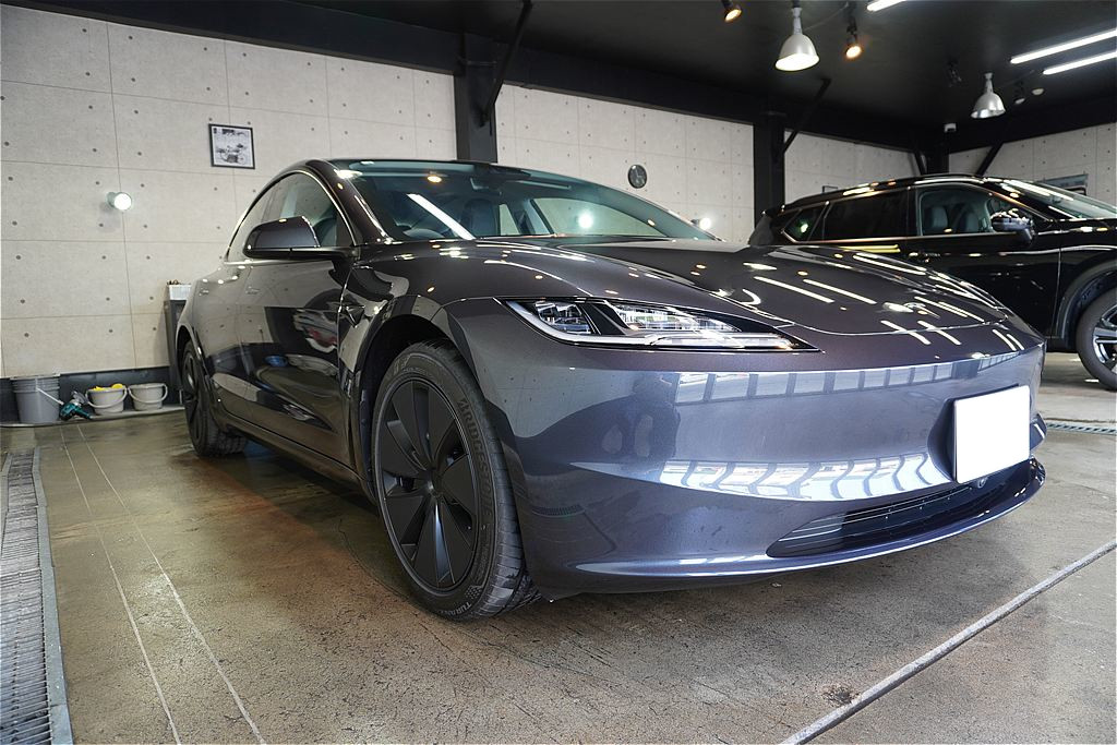 リボルト仙台によるテスラモデル3施工。新車限定プランのトップコートが、先進的なフォルムに瑞々しい艶と優れた防汚性能をプラスします。