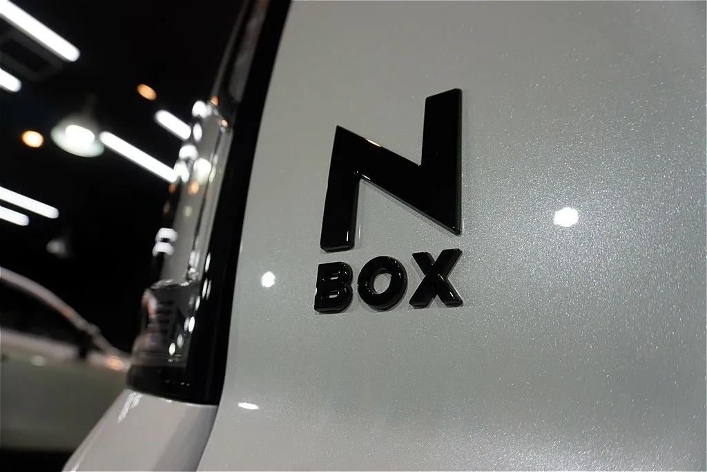 N-BOX施工事例。東北・宮城での日々のお買い物や快適なドライブを支える優れた防汚性能。リボルト・プロの被膜が、驚異的な水弾きと汚れ落ちを発揮します。