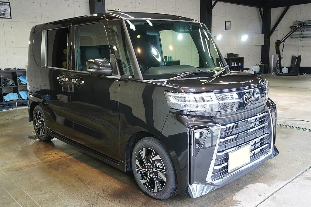 仙台でタントカスタムの新車コーティングなら。リーズナブルながら確かな保護力を発揮するリボルト・ライトで、塗装本来の深みある美しさを引き立てます。