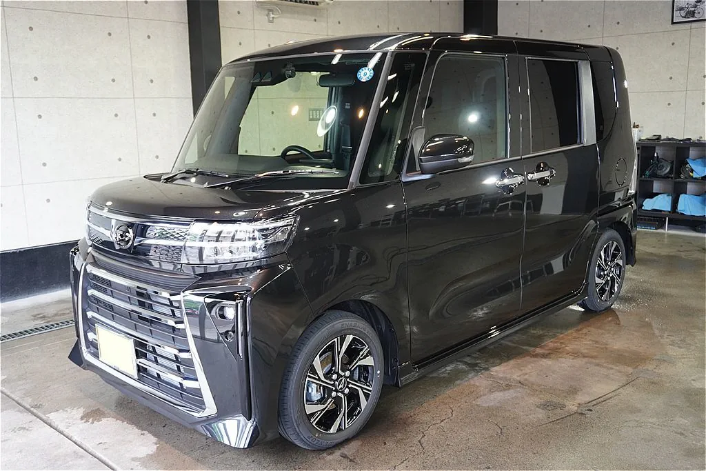リボルト仙台によるタントカスタム（新車限定）施工。トップコートのみの滑らかな被膜が、シャープなボディラインへ周囲の景色を美しく映し込みます。