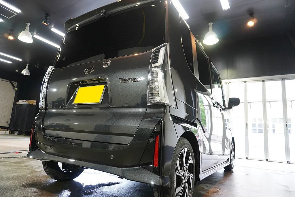 仙台のプロショップが手掛けるタントカスタム。新車限定コースならではのフレッシュな輝きが、夜のライトや周囲の景色をクリアに映し込みます。