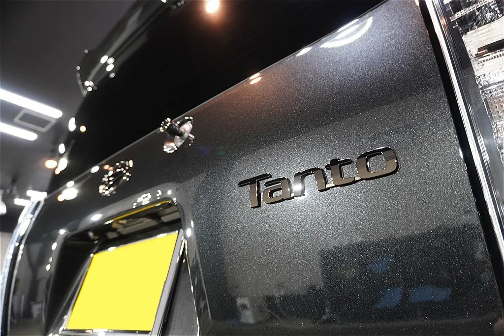 仙台のプロショップが手掛けるタントカスタム。新車限定コースならではのフレッシュな輝きが、夜のライトや周囲の景色をクリアに映し込みます。