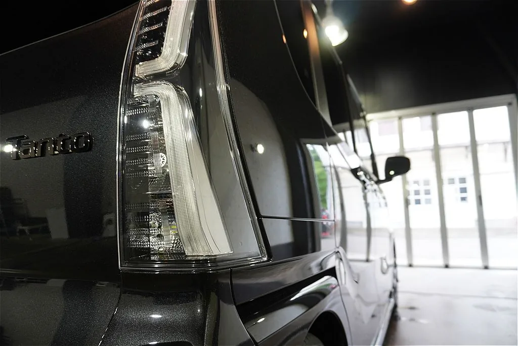 リボルト仙台が提案するハイトワゴンの新車保護。納車後すぐのお車に、優れた耐久性とUVカット性能をプラスし、塗装本来の深みを永く維持。