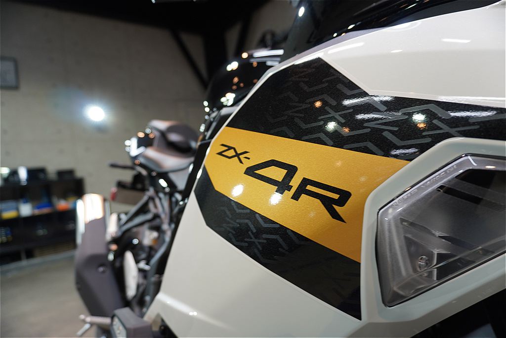 仙台のプロショップが手掛けるNinja ZX-4R。透明度の極めて高いセラミック被膜が生み出す光沢が、シャープな造形のディテールをクリアに映し込みます。