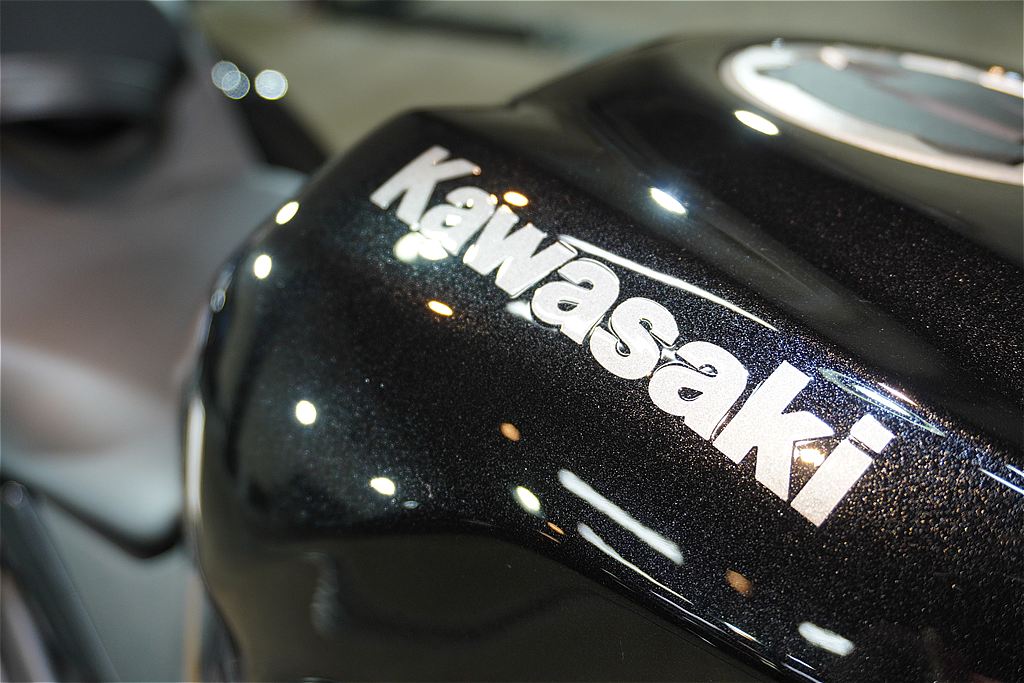 仙台のプロショップが手掛けるNinja ZX-4R。透明度の極めて高いセラミック被膜が生み出す光沢が、シャープな造形のディテールをクリアに映し込みます。