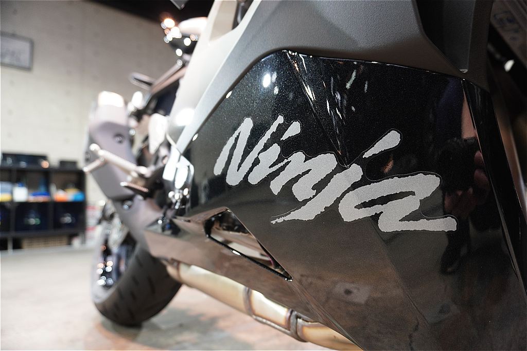 リボルト仙台が提案するプレミアムなバイク保護。卓越した耐スリキズ性を誇るエクストリームが、ニーグリップ等で擦れやすい燃料タンクやカウルに深く密着し、塗装本来の深みを永く維持。