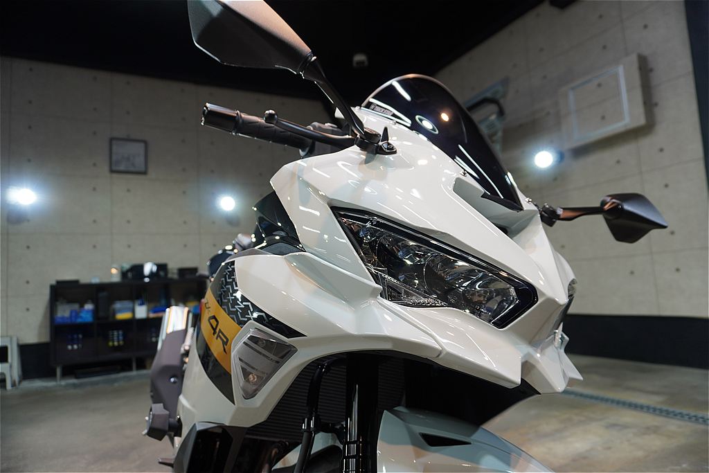 宮城・仙台の専門店が仕上げるNinja ZX-4R。最高峰の保護性能を持つセラミック被膜が、紫外線や日々の汚れ、ライディング時の微細な擦れからデリケートな塗装面を強固に守り抜きます。