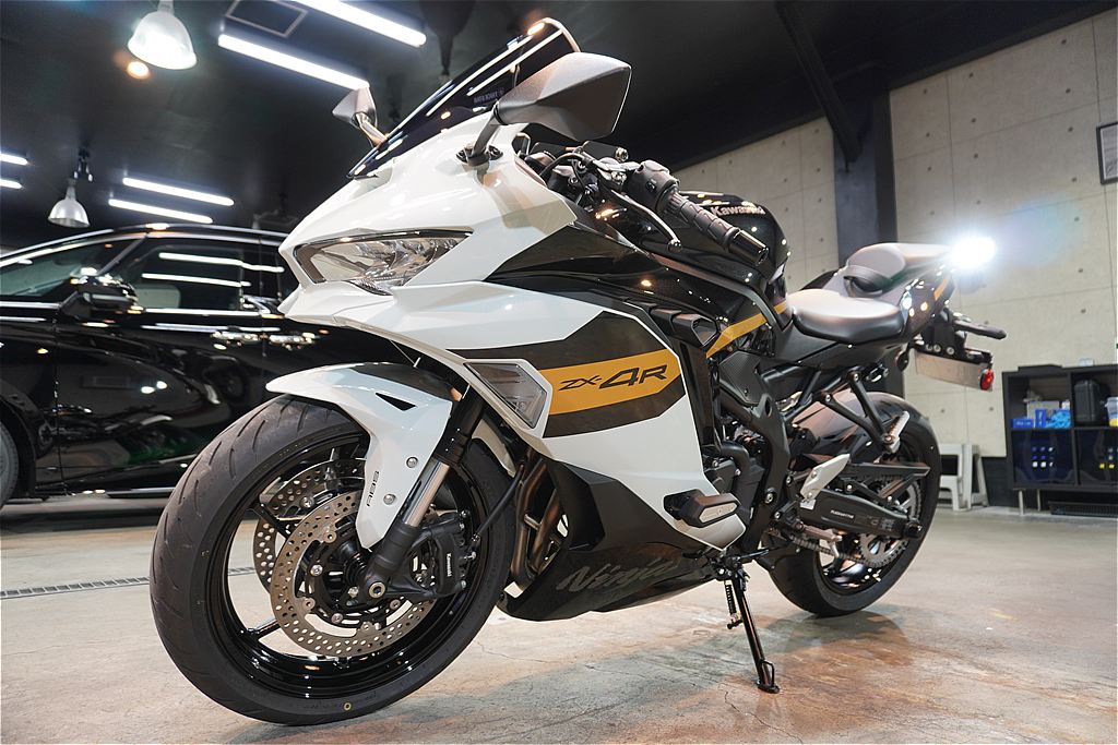 宮城・仙台の専門店が仕上げるNinja ZX-4R。最高峰の保護性能を持つセラミック被膜が、紫外線や日々の汚れ、ライディング時の微細な擦れからデリケートな塗装面を強固に守り抜きます。