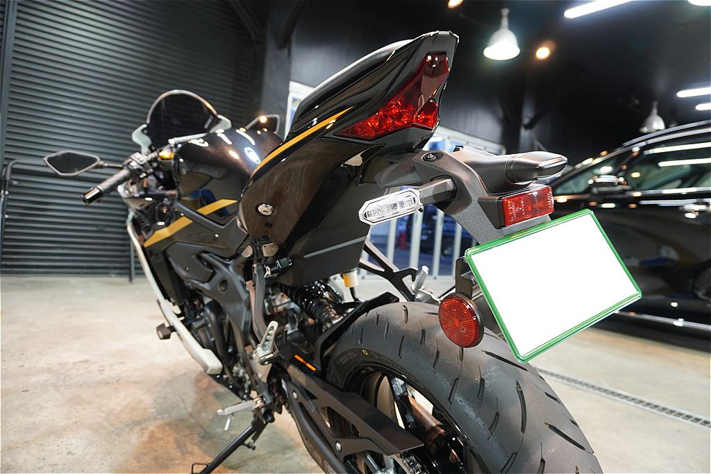 仙台のプロショップによるNinja ZX-4R施工。緻密な下地処理により、シャープなフロントマスクから複雑な足回り、エンジン周辺まで一点の曇りもない質感へと導きます。