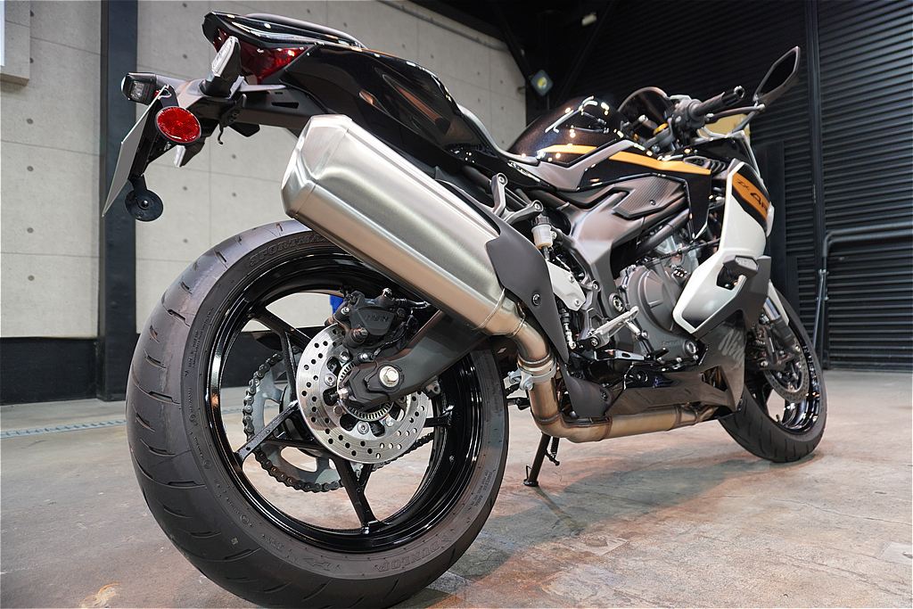 仙台のプロショップによるNinja ZX-4R施工。緻密な下地処理により、シャープなフロントマスクから複雑な足回り、エンジン周辺まで一点の曇りもない質感へと導きます。