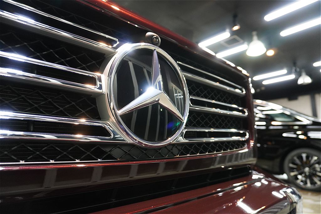 仙台のプロショップによるG400d施工。緻密な下地処理により、特徴的なフロントグリルから、ボンネットウィンカー、ドアヒンジなどの細部まで一点の曇りもない質感へ。