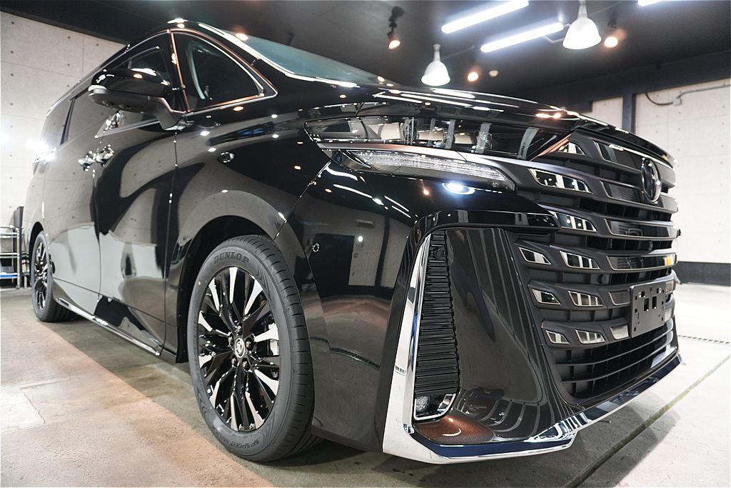 宮城・仙台の専門店が仕上げるヴェルファイア。新車特有の微細な曇りを磨きでリセットし、卓越した耐スリキズ性を持つセラミック被膜で漆黒のボディを強固に守り抜きます。