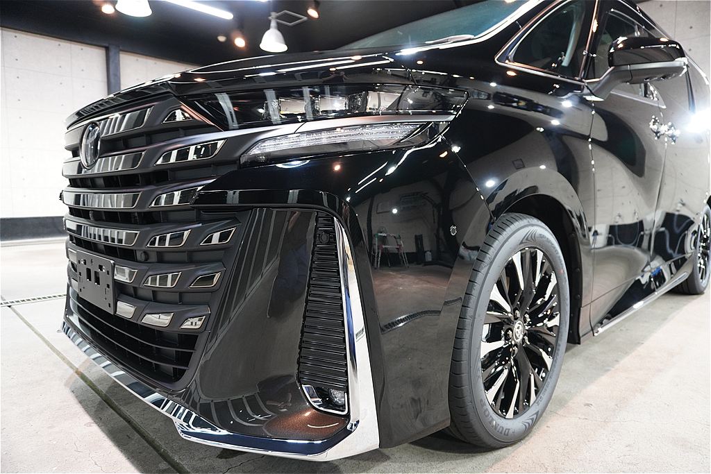仙台のプロショップによる新型ヴェルファイア施工。緻密な下地処理により、漆黒のカウルや巨大なフロントグリル、細部のパーツまで一点の曇りもない質感へと導きます。