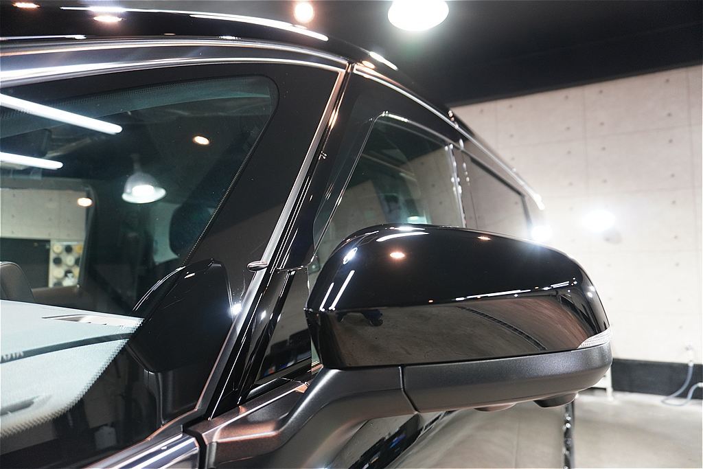 仙台のプロショップによる新型ヴェルファイア施工。緻密な下地処理により、漆黒のカウルや巨大なフロントグリル、細部のパーツまで一点の曇りもない質感へと導きます。