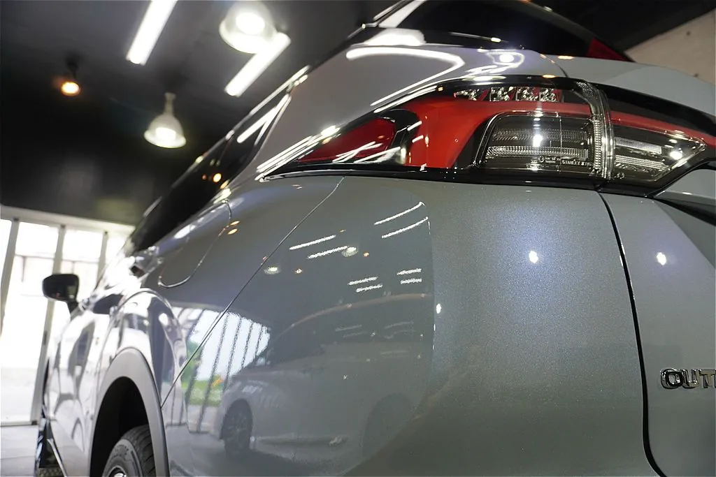 仙台のプロショップが手掛けるアウトランダーPHEV。透明度の高いガラス被膜が生み出す極上の輝きが、夜のライトや周囲の景色をクリアに映し込みます。