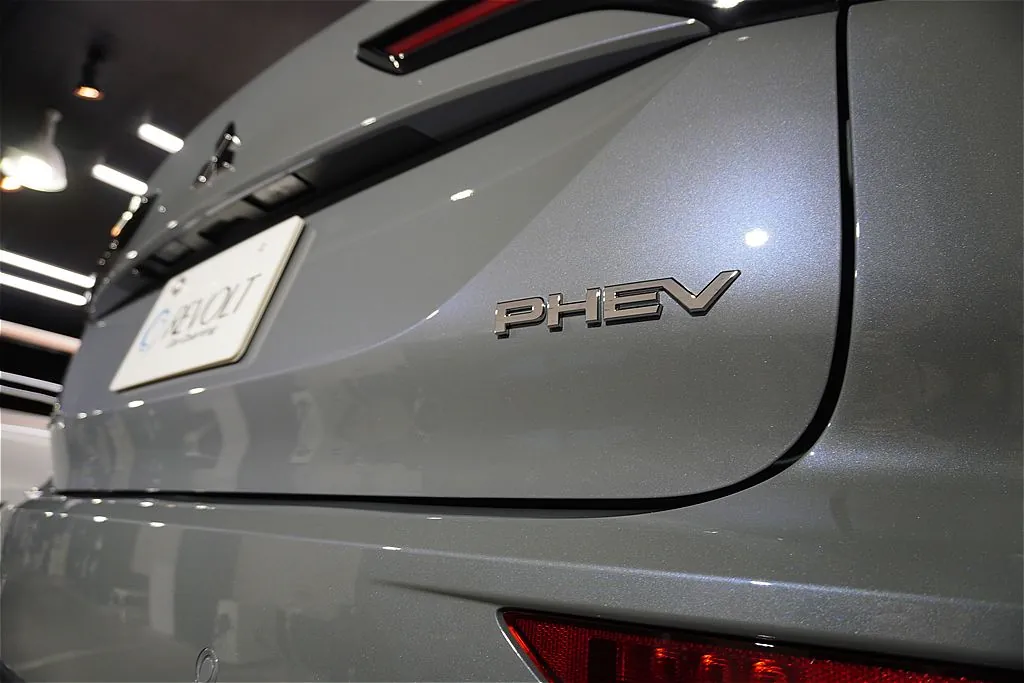 仙台のプロショップが手掛けるアウトランダーPHEV。透明度の高いガラス被膜が生み出す極上の輝きが、夜のライトや周囲の景色をクリアに映し込みます。