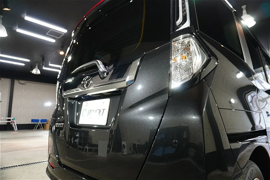仙台のプロショップが手掛けるルーミー。透明度の高いガラス被膜が生み出す極上の輝きが、夜のライトや周囲の景色をクリアに映し込みます。