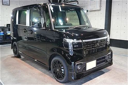 仙台でN-BOXカスタムの新車コーティングなら。リーズナブルながら確かな保護力を発揮するリボルト・ライトで、塗装本来 of 深みある美しさを引き立てます。