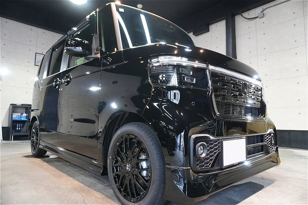 N-BOXカスタムの新車施工事例。仙台・東北の街並みに美しく映える瑞々しい輝き。ワンランク上の透明感を与えることで、新車の品格をさらに高めます。