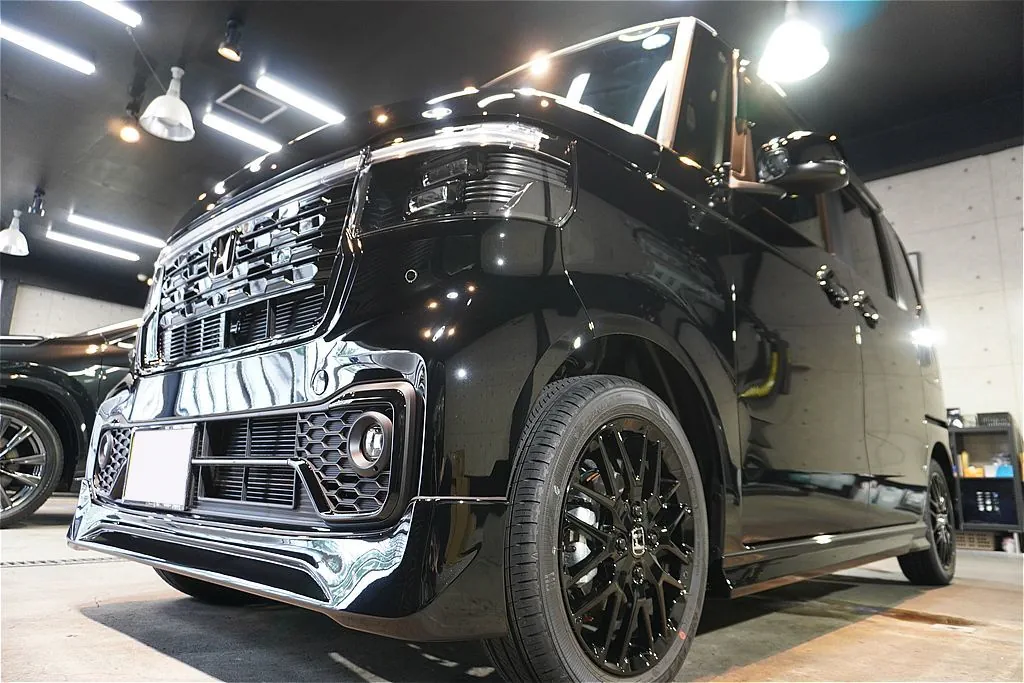 仙台のプロショップによるN-BOXカスタム施工。リーズナブルな新車限定プランでも、特徴的なフロントグリルや細部まで抜かりなく質感高い仕上がりへ。