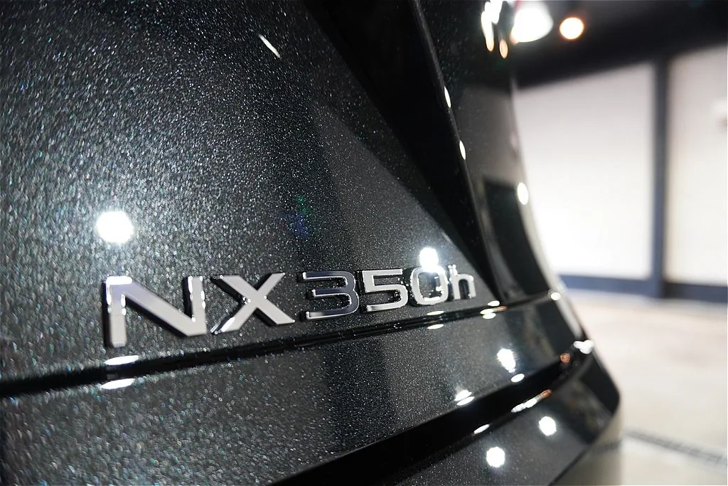 仙台でレクサスNXのコーティングなら。3層構造の極厚なセラミック被膜がクリア層を包み込み、新車時を超える深い光沢と至高の透明感を実現します。
