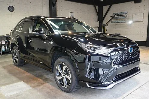 仙台でRAV4のコーティングなら。独自の低分子型ガラス被膜がクリアな塗装面に深く浸透し、新車時を超える深い光沢を演出します。