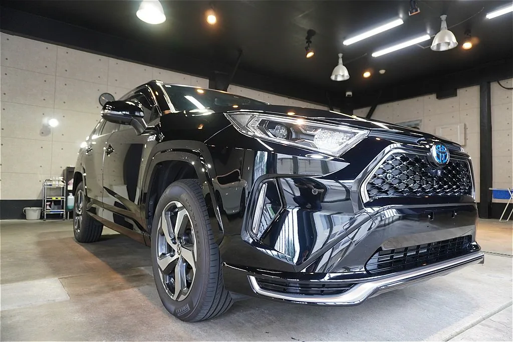 宮城・仙台の専門店が仕上げるRAV4。強靭なリボルト・プロの保護被膜が、紫外線や日々の汚れからデリケートな塗装面をしっかり守り抜きます。